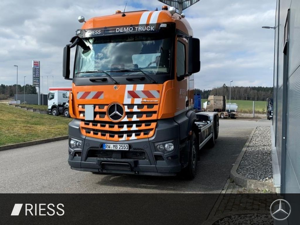 Mercedes-Benz 2551 L Abrollkipper mit HAD, gelenkter liftbarer - Kamion: slika 2 Mercedes-Benz 2551 L Abrollkipper mit HAD, gelenkter liftbarer - Kamion: slika 2