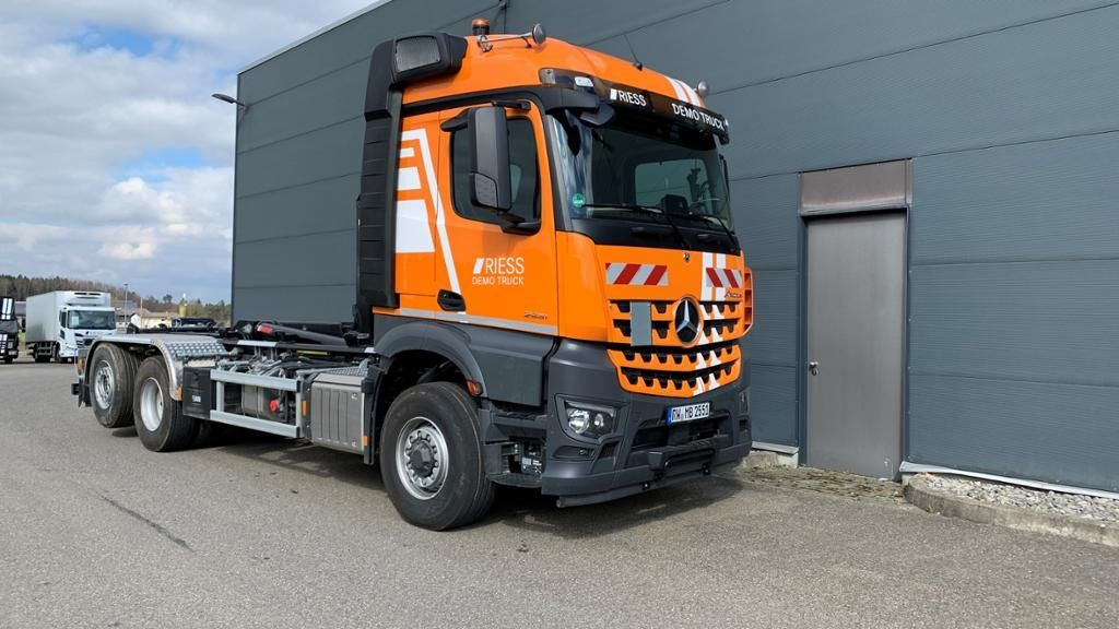 Mercedes-Benz Arocs 2551 L Abrollkipper mit HAD, gelenkter lif - Kamion: slika 1 Mercedes-Benz Arocs 2551 L Abrollkipper mit HAD, gelenkter lif - Kamion: slika 1