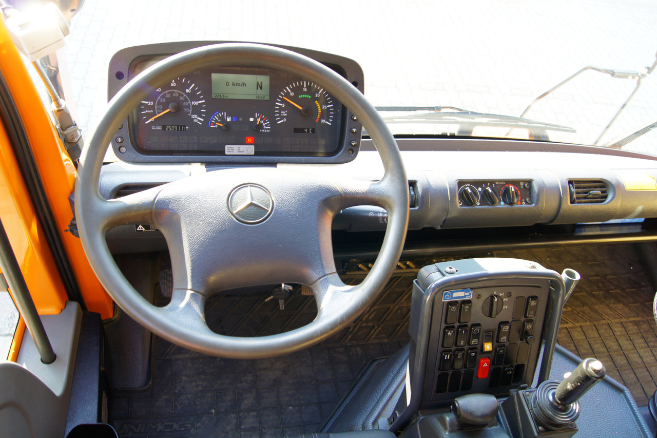 Interior photo 2: Istovarivač UNIMOG Unimog U 400/Hydrostat/Mähtür +MULAG MHU 800