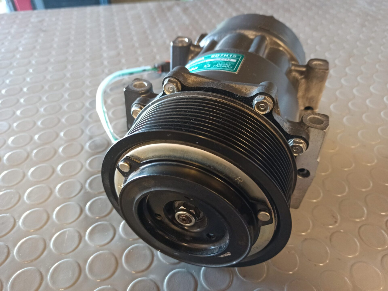 SCANIA A/C COMPRESSOR - 2564093 - Kompresor klima uređaja za Kamion: slika 1 SCANIA A/C COMPRESSOR - 2564093 - Kompresor klima uređaja za Kamion: slika 1