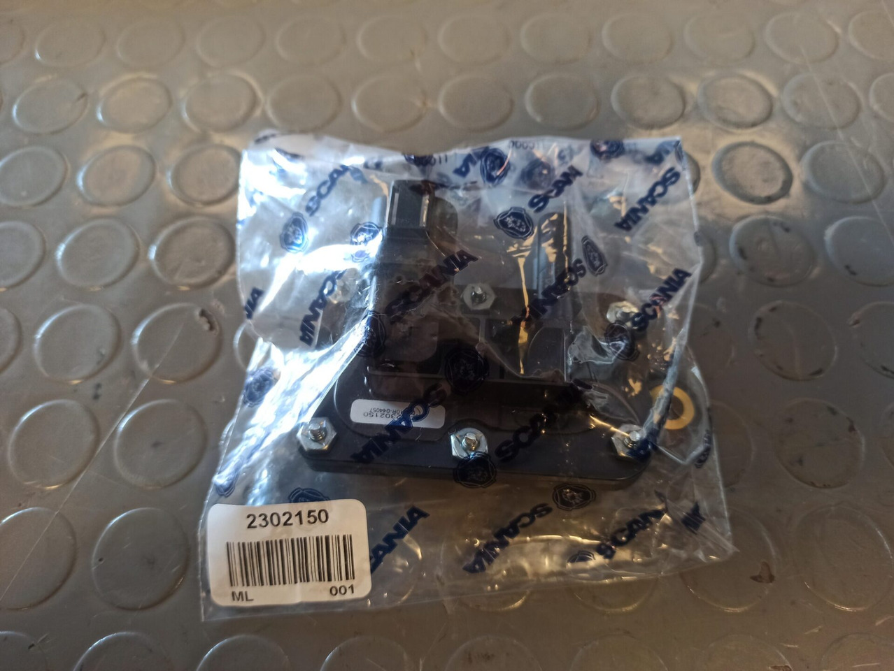 SCANIA DIFFERENTIAL PRESSURE SENSOR - 2302150 - Senzor za Kamion: slika 1 SCANIA DIFFERENTIAL PRESSURE SENSOR - 2302150 - Senzor za Kamion: slika 1