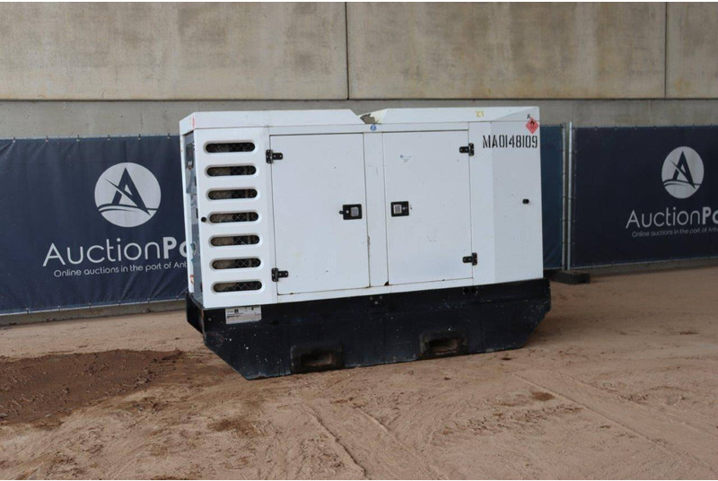 SDMO R90C3 - Set generatora: slika 1 SDMO R90C3 - Set generatora: slika 1