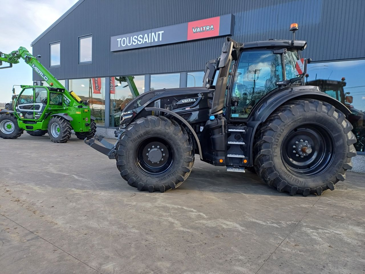 Valtra Q245 - Traktor: slika 1 Valtra Q245 - Traktor: slika 1