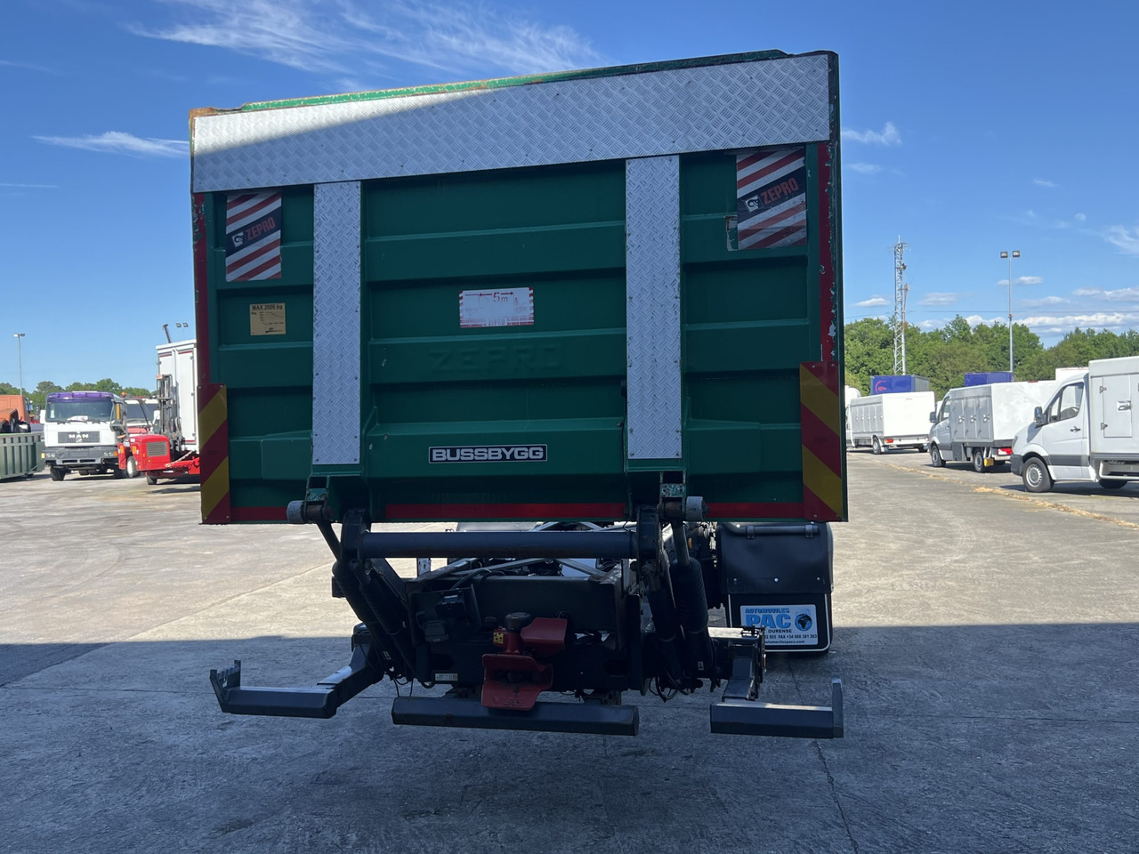 Camión Mercedes frigorífico - Kamion sa golom šasijom i zatvorenom kabinom: slika 5 Camión Mercedes frigorífico - Kamion sa golom šasijom i zatvorenom kabinom: slika 5