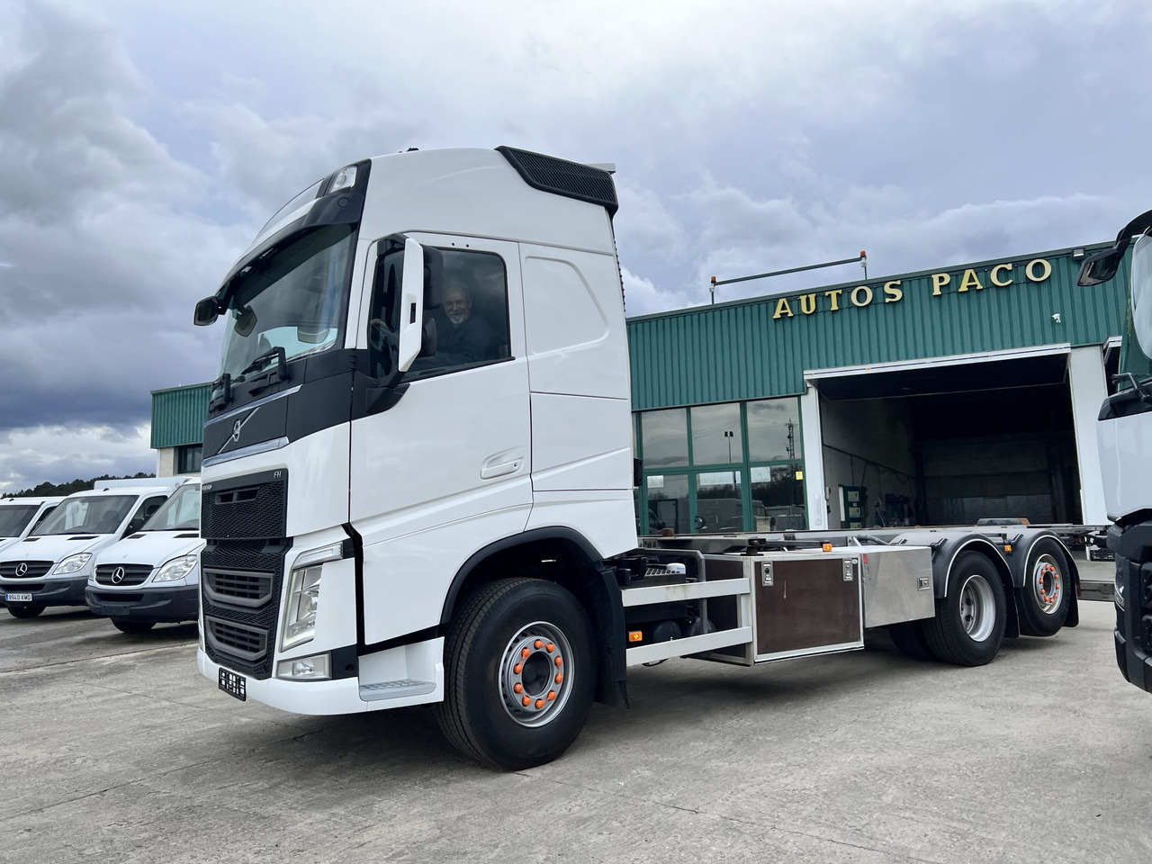 Camion Volvo 540 en chasis con retarder - Kamion sa golom šasijom i zatvorenom kabinom: slika 2 Camion Volvo 540 en chasis con retarder - Kamion sa golom šasijom i zatvorenom kabinom: slika 2