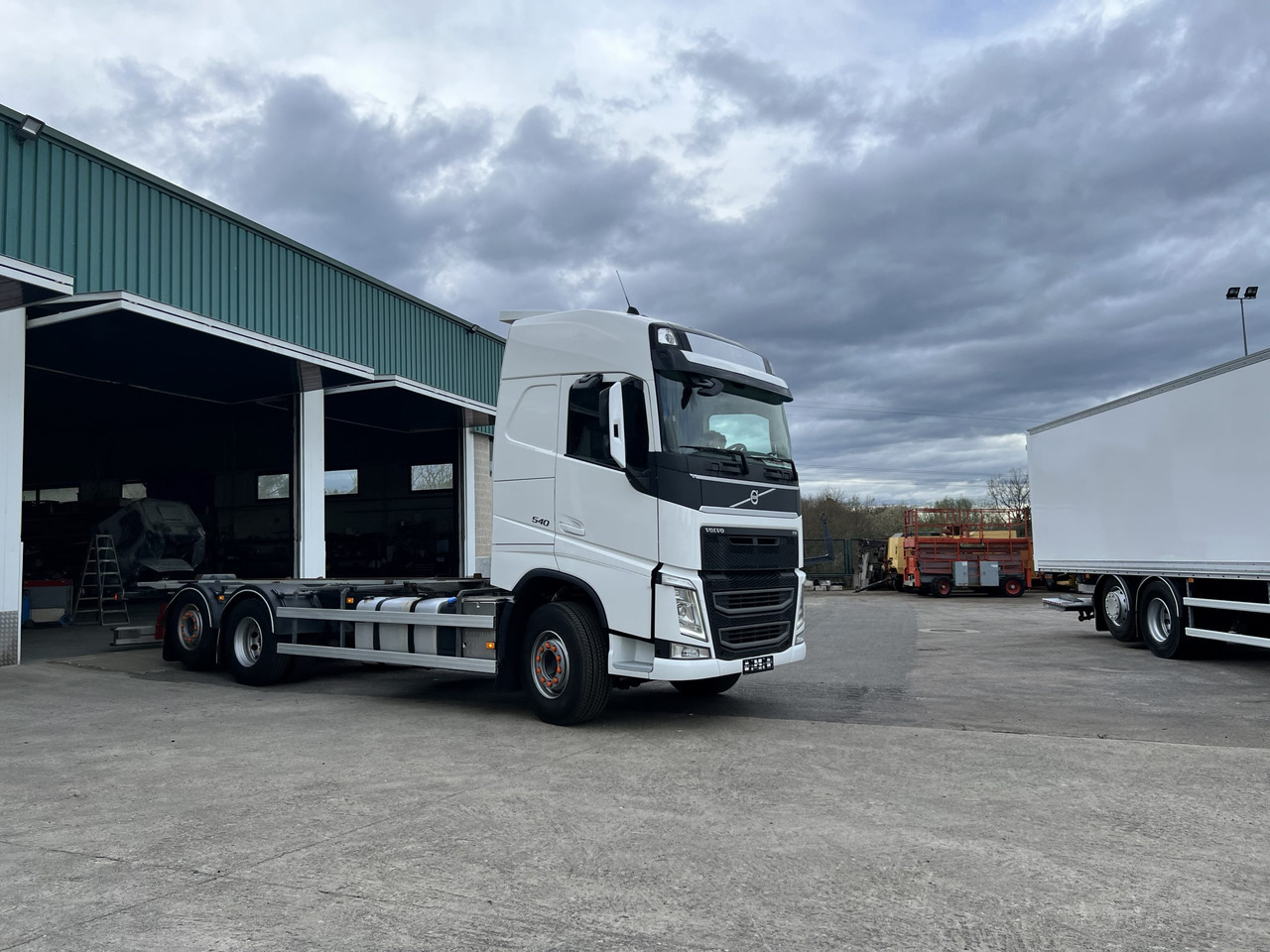 Camion Volvo 540 en chasis con retarder - Kamion sa golom šasijom i zatvorenom kabinom: slika 3 Camion Volvo 540 en chasis con retarder - Kamion sa golom šasijom i zatvorenom kabinom: slika 3