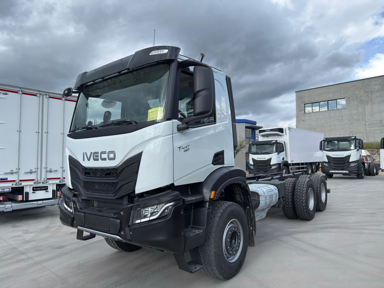 IVECO AD380T46 6x4 E6 (Chassis) - Kamion sa golom šasijom i zatvorenom kabinom: slika 1 IVECO AD380T46 6x4 E6 (Chassis) - Kamion sa golom šasijom i zatvorenom kabinom: slika 1