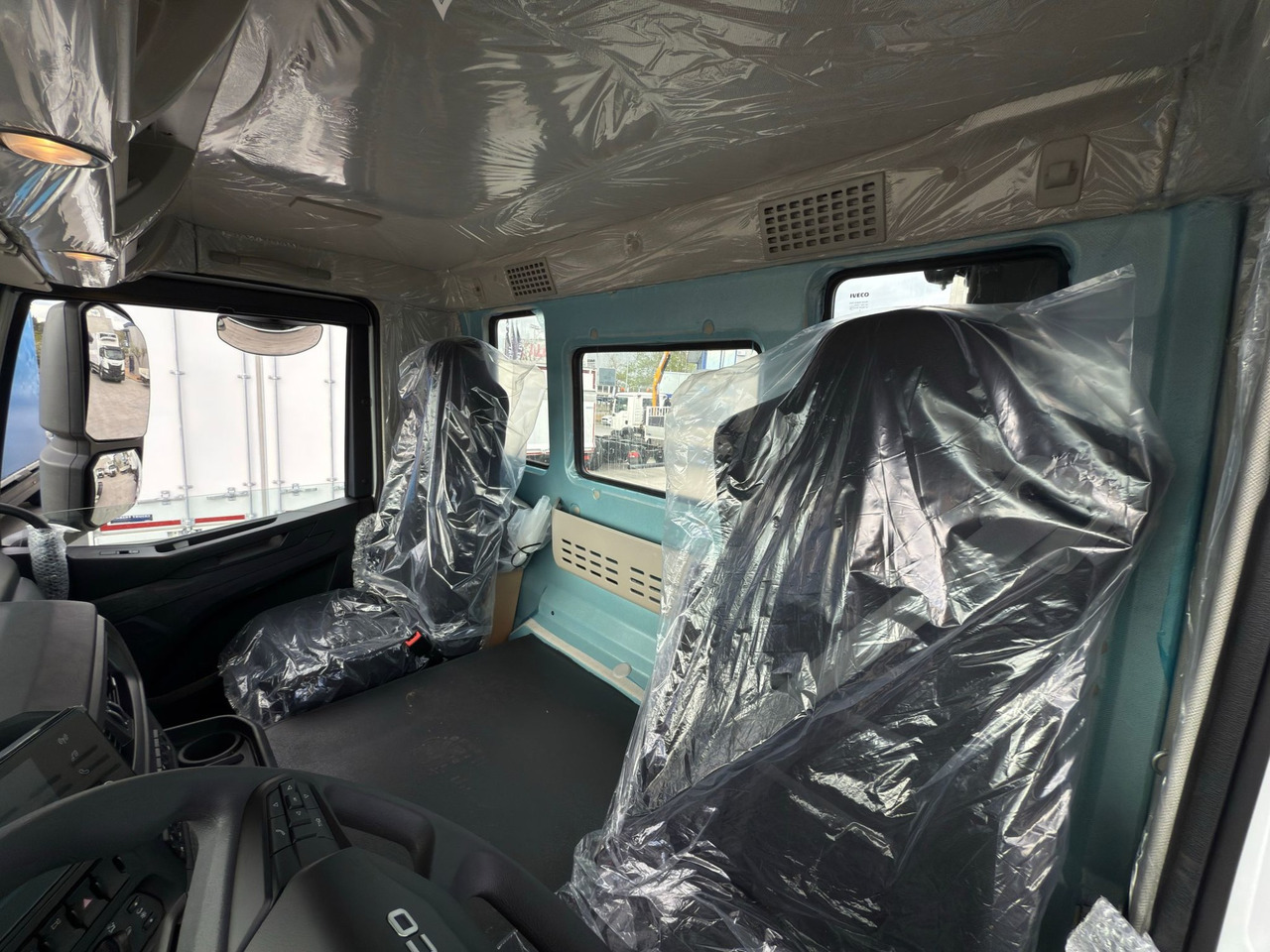 Kamion sa golom šasijom i zatvorenom kabinom IVECO AD380T46 6x4 E6 (Chassis): slika 7