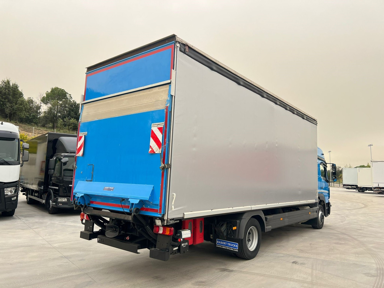 MERCEDES BENZ 13.30L Atego E6 (Tauliner) - Kamion sa ceradom: slika 3 MERCEDES BENZ 13.30L Atego E6 (Tauliner) - Kamion sa ceradom: slika 3