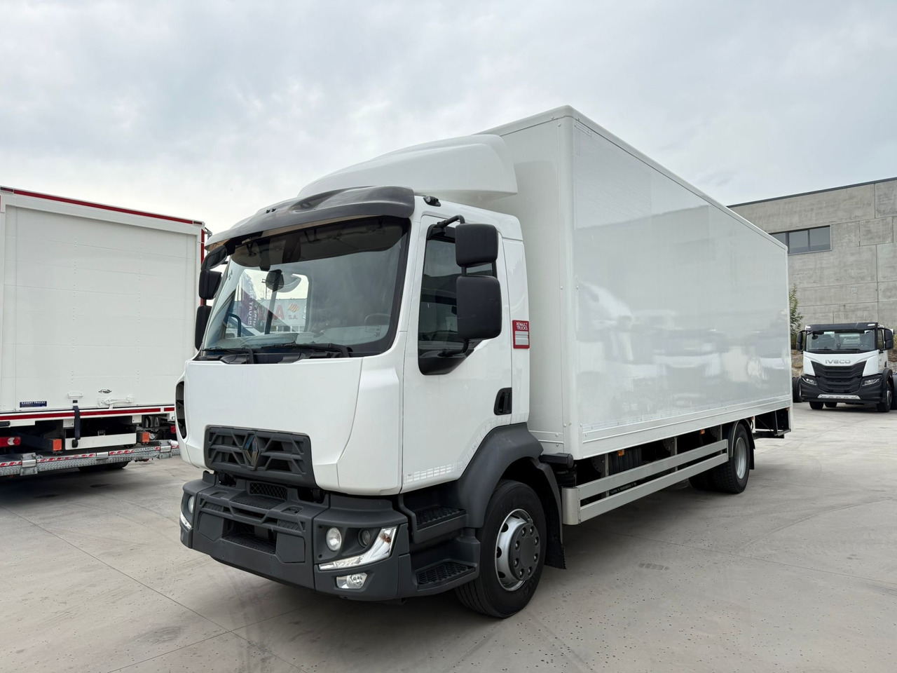 RENAULT D E6 (VAN) - Kamion sa zatvorenim sandukom: slika 1 RENAULT D E6 (VAN) - Kamion sa zatvorenim sandukom: slika 1