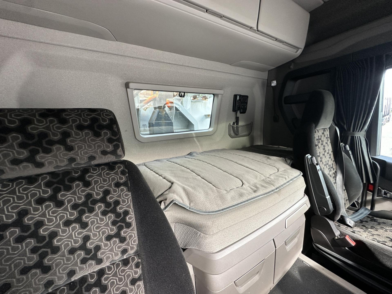 SCANIA R 450 B6x4HA - Kamion za prevoz kontejnera/ Kamion sa promenjivim sandukom: slika 4 SCANIA R 450 B6x4HA - Kamion za prevoz kontejnera/ Kamion sa promenjivim sandukom: slika 4