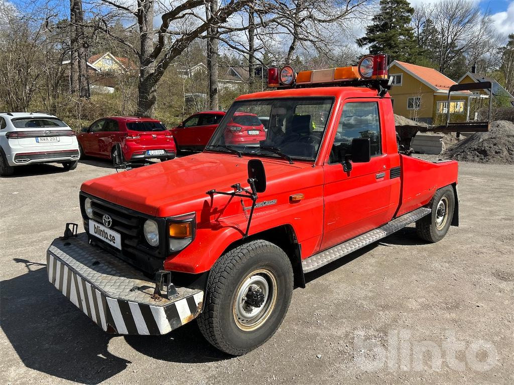 Garagebärgare / TOYOTA LAND CRUISER 70 P - Šlep vozilo: slika 1 Garagebärgare / TOYOTA LAND CRUISER 70 P - Šlep vozilo: slika 1