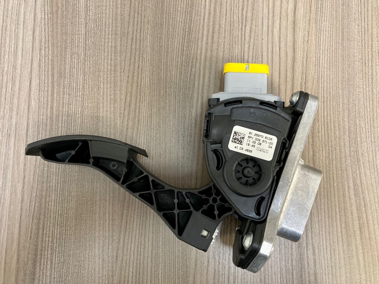 SENSORE POSIZIONE DEL PEDALE - MAN 81259706103 - HELLA 6PV 009 371-00 / 6PV 009 371-711 - Pedala za Kamion: slika 2 SENSORE POSIZIONE DEL PEDALE - MAN 81259706103 - HELLA 6PV 009 371-00 / 6PV 009 371-711 - Pedala za Kamion: slika 2