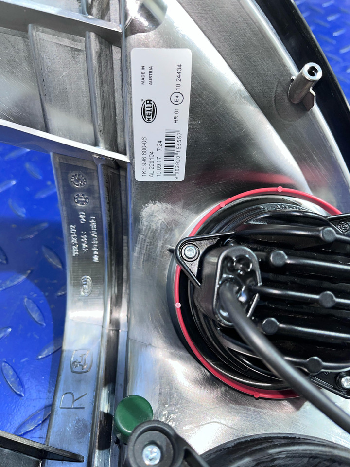 HELLA Headlight Set 1KE996 600-05 / 06 - Prednja svetla: slika 5 HELLA Headlight Set 1KE996 600-05 / 06 - Prednja svetla: slika 5