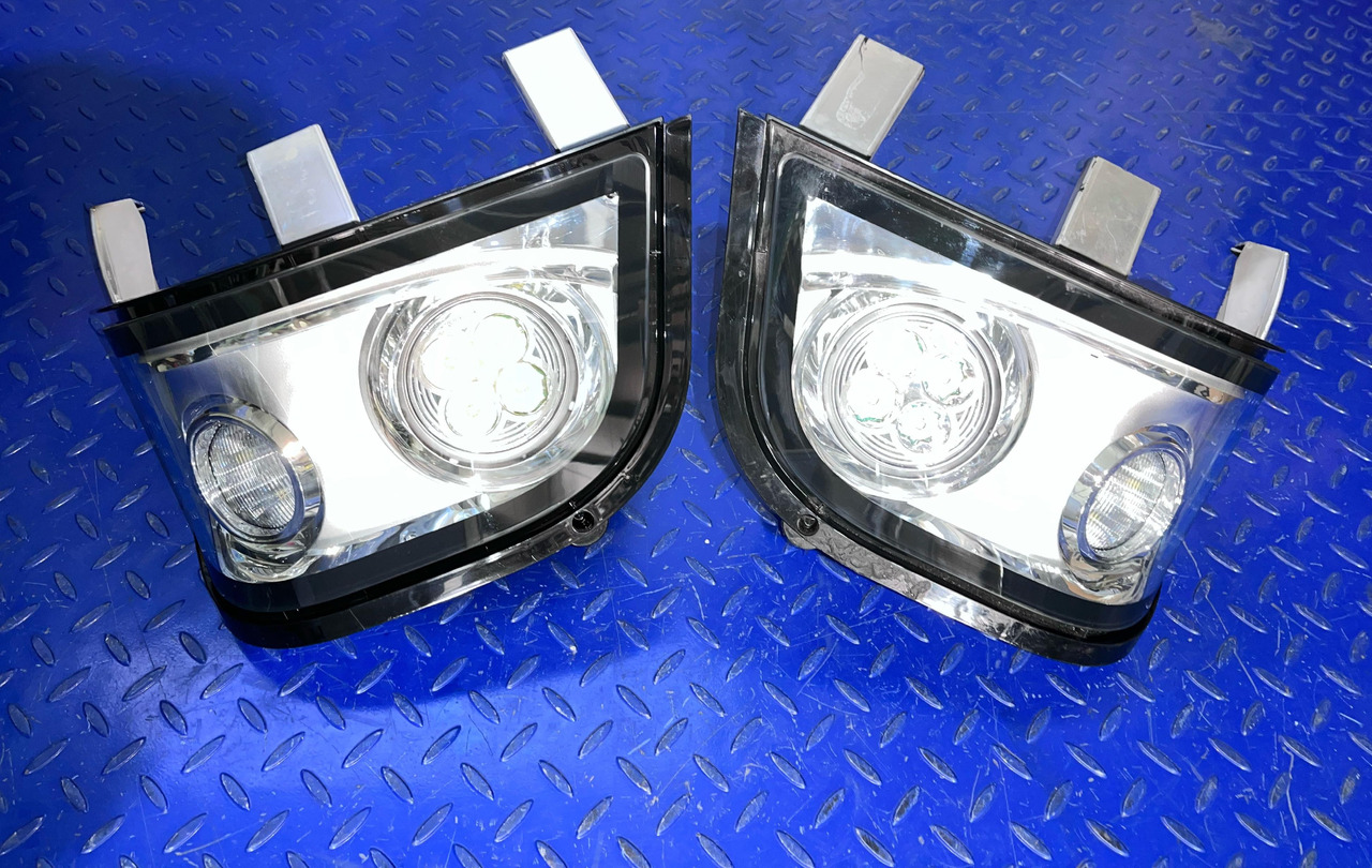 HELLA Headlight Set 1KE996 600-05 / 06 - Prednja svetla: slika 1 HELLA Headlight Set 1KE996 600-05 / 06 - Prednja svetla: slika 1