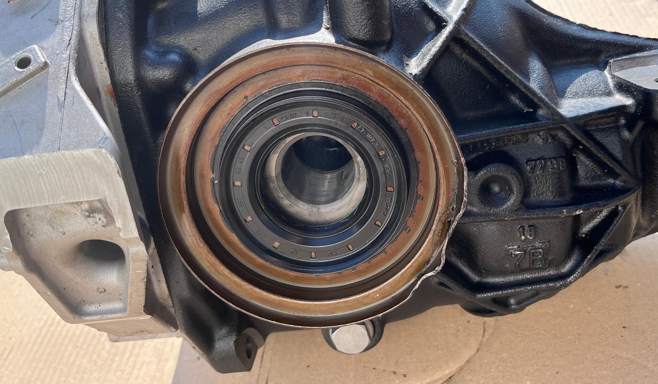 MERCEDES-BENZ C-Class Rear Differential W205 A2053500124 - Diferencijalna brzina: slika 2 MERCEDES-BENZ C-Class Rear Differential W205 A2053500124 - Diferencijalna brzina: slika 2