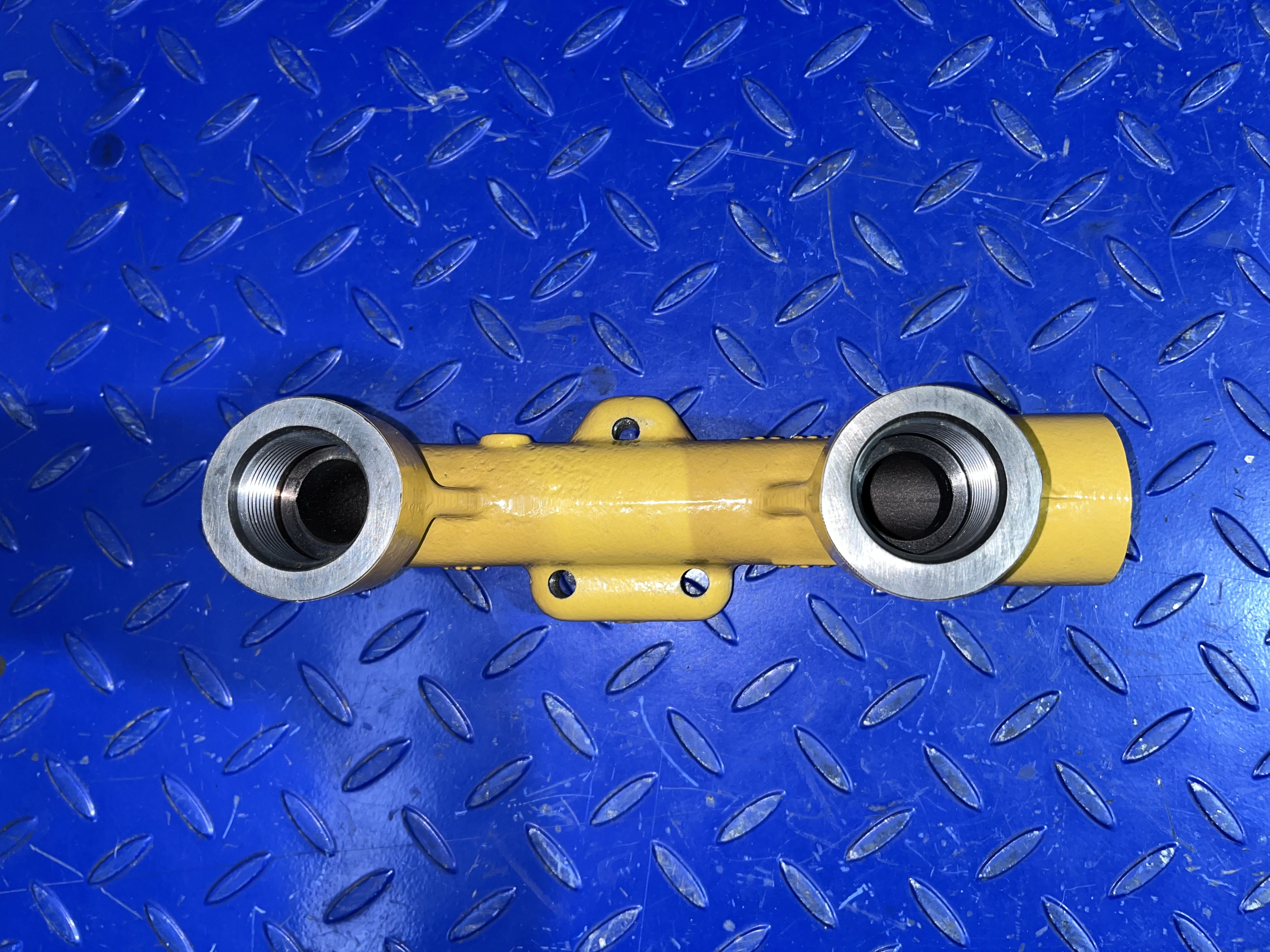 CATERPILLAR Manifold - Rezervni deo za Građevinska mašina: slika 2 CATERPILLAR Manifold - Rezervni deo za Građevinska mašina: slika 2