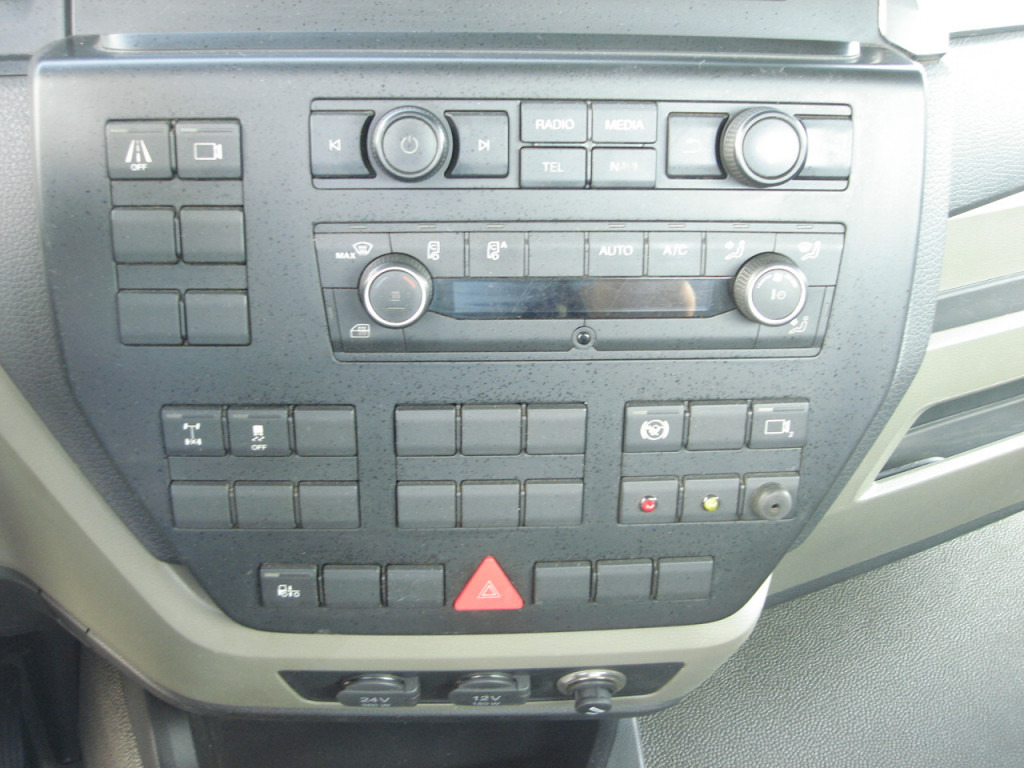 MAN TG-M 15.250 BL Abrollkipper - Kamion sa hidrauličnom kukom: slika 4 MAN TG-M 15.250 BL Abrollkipper - Kamion sa hidrauličnom kukom: slika 4