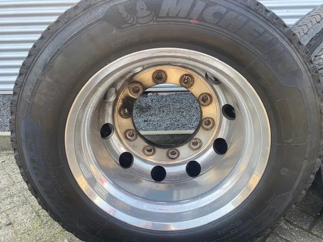 Michelin 355/50x22,5 - 2 stuks en 295/60x22,5 - 4 stuks - Guma za Kamion: slika 3 Michelin 355/50x22,5 - 2 stuks en 295/60x22,5 - 4 stuks - Guma za Kamion: slika 3
