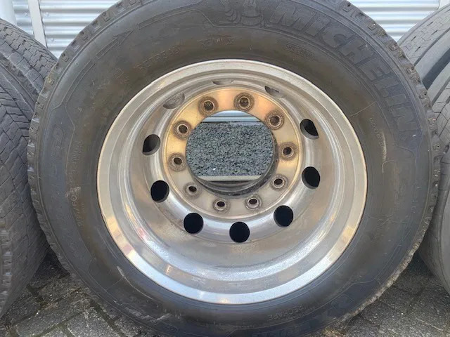 Michelin 355/50x22,5 - 2 stuks en 295/60x22,5 - 4 stuks - Guma za Kamion: slika 2 Michelin 355/50x22,5 - 2 stuks en 295/60x22,5 - 4 stuks - Guma za Kamion: slika 2